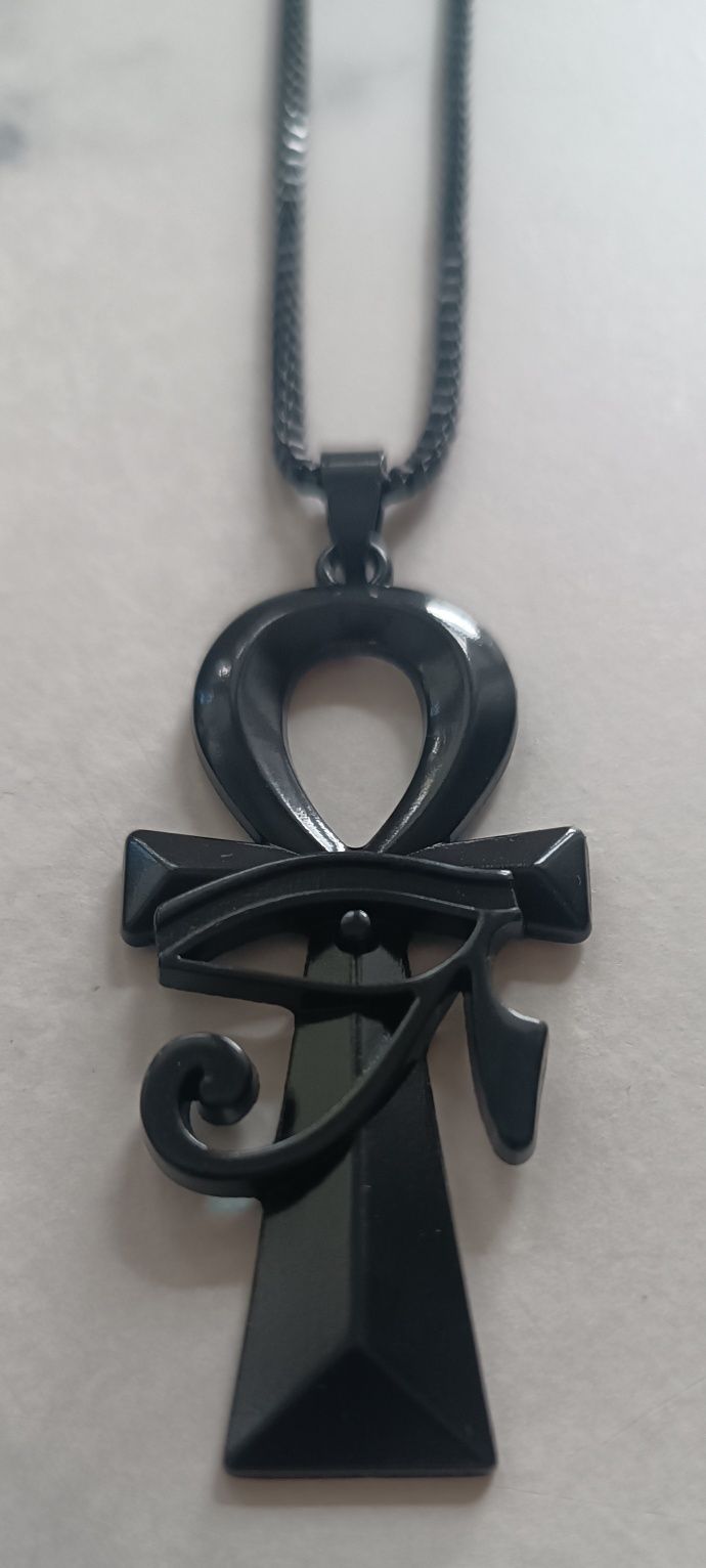 Elegancki czarny wisiorek z krzyżem Ankh z zawieszką w kształcie Oka H