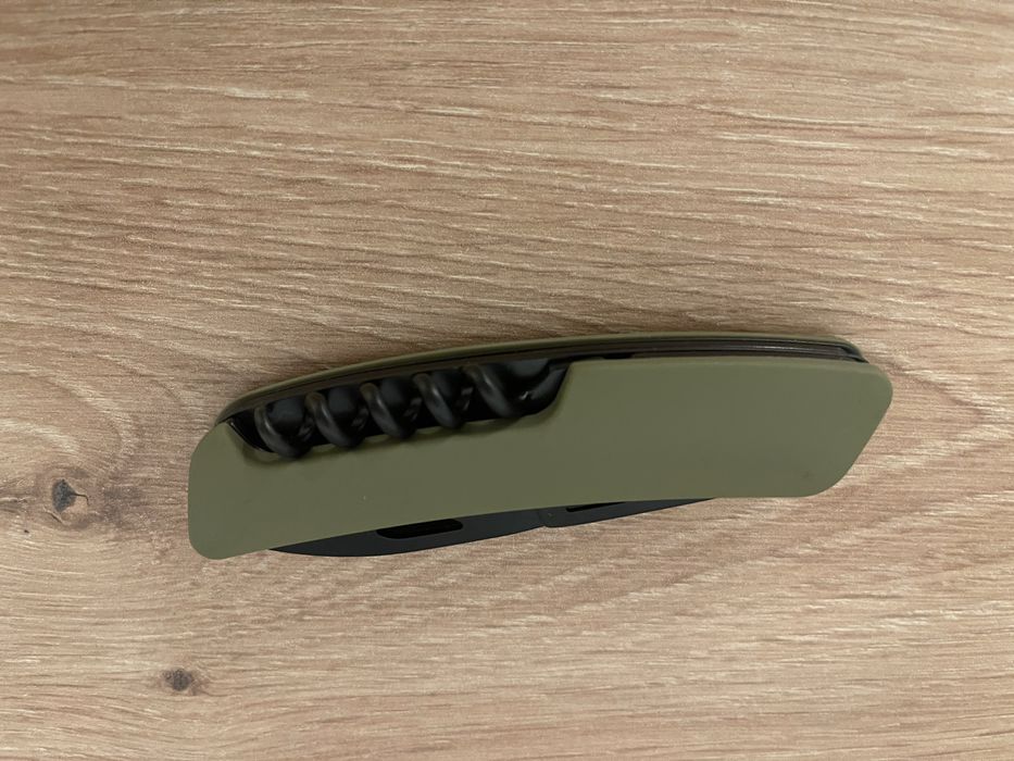 Nowy Scyzoryk swizaD03 ALLBLACK olive kni.0033.1050