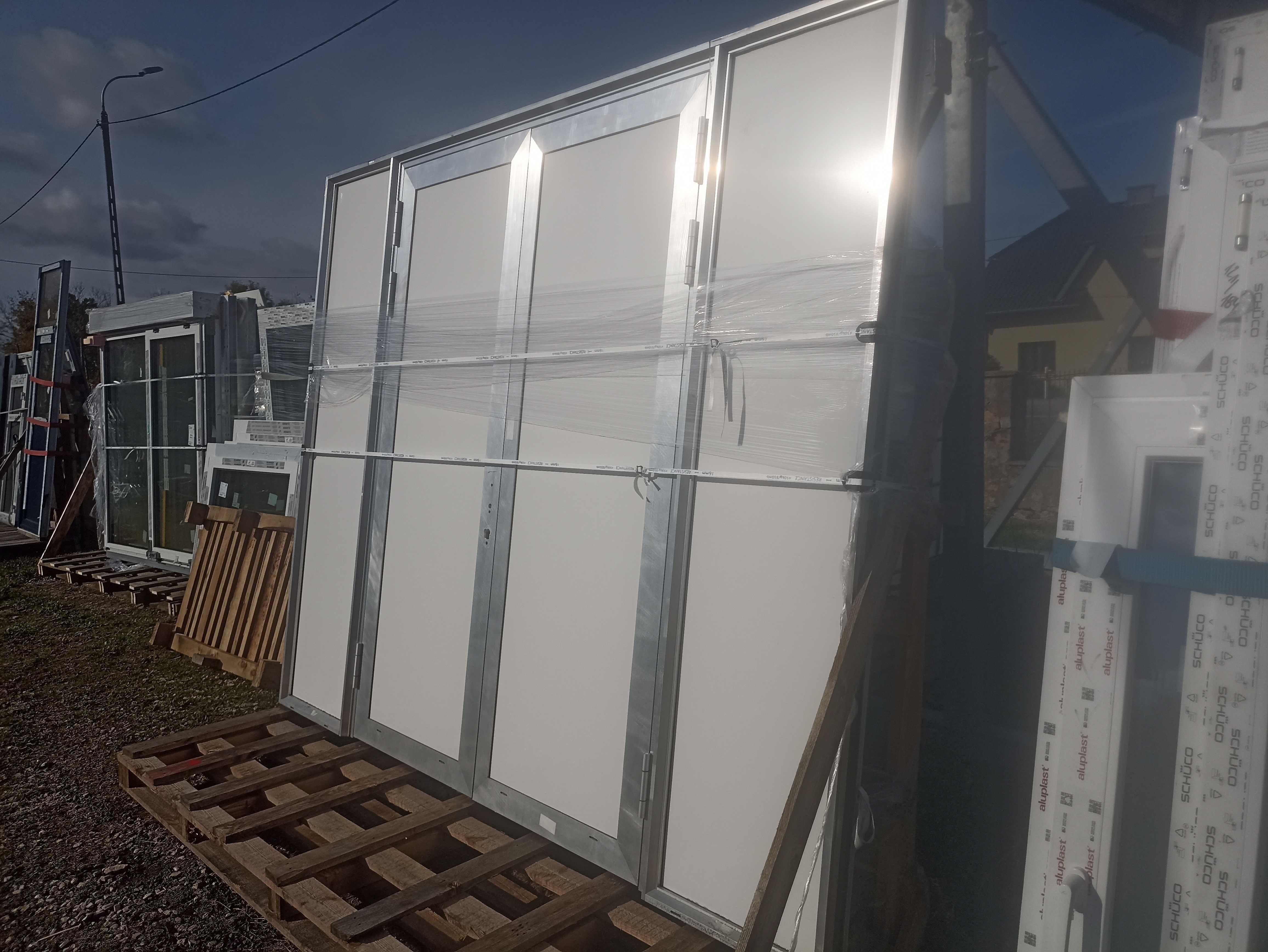 Drzwi aluminiowe 300/248 białe na zewnątrz otwierane