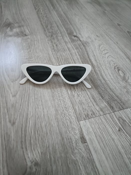 Białe okulary przeciwsłoneczne