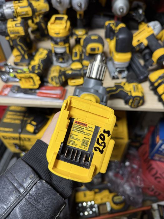 Міксер дрель dewalt DCD130
