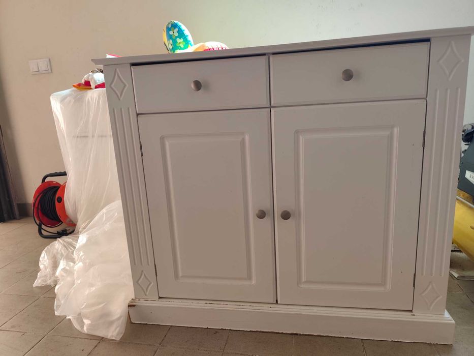 Movel Branco com portas e gavetas em razoável estado