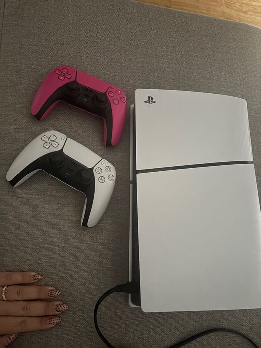PlayStation com 2 comandos rosa e branco