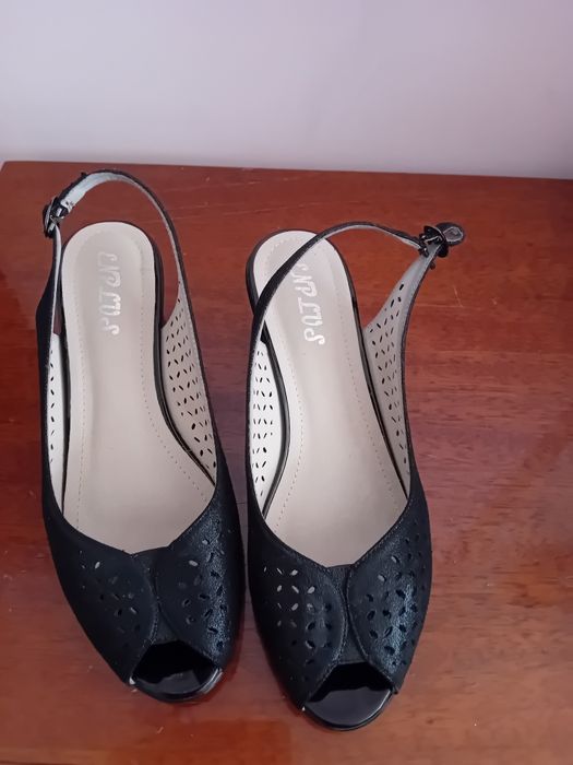 Sandałki czarne nowe