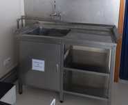 Tanque de inox para lavandaria com torneira e protecção de parede