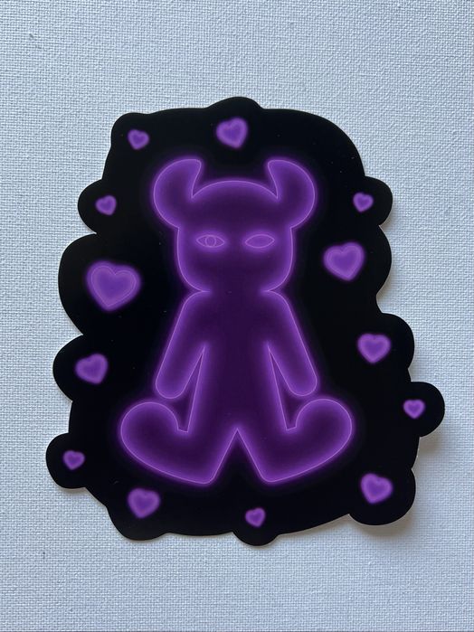 Czarna naklejka wlepka z fioletowym Horned Lucy 2005 Global