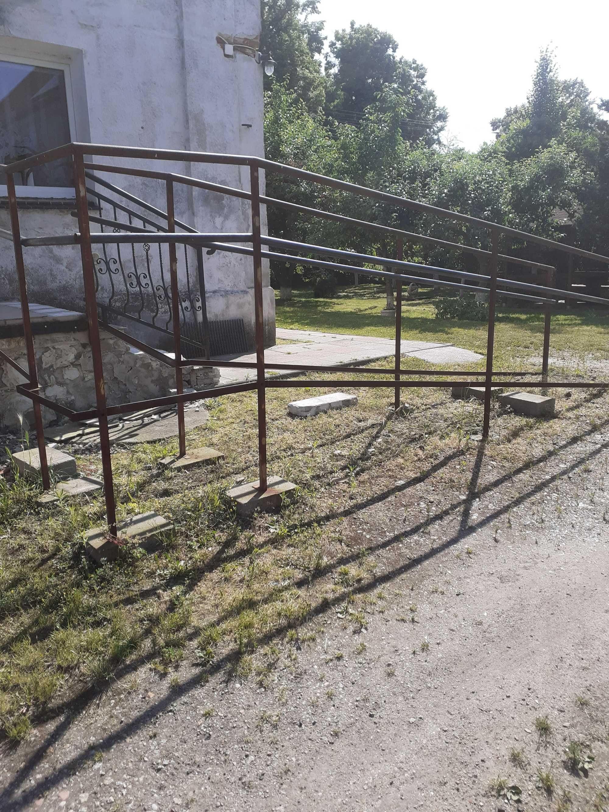 Podjazd dla wózków osób niepełnosprawnych