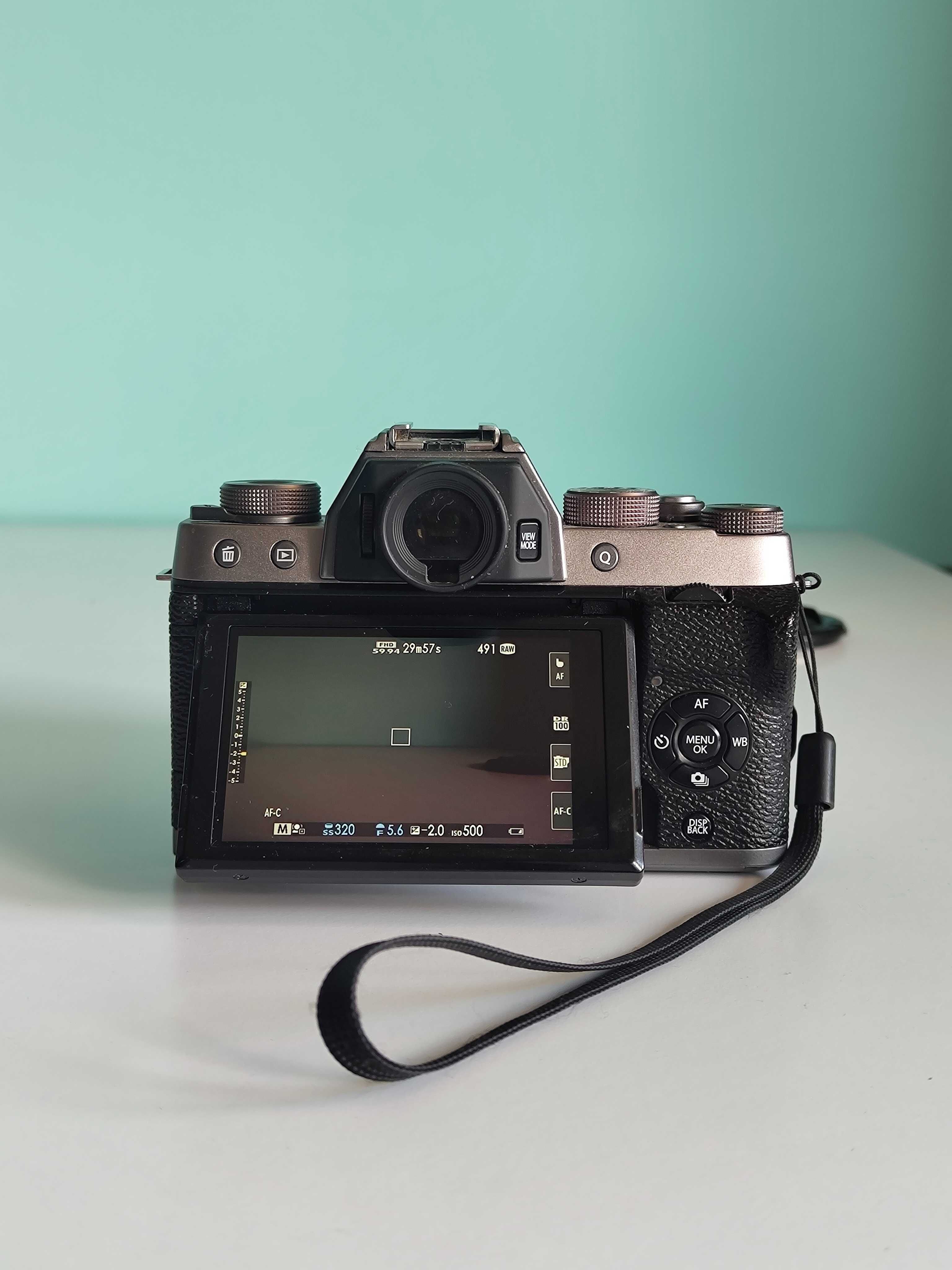 Fujifilm X-T100 z obiektywem