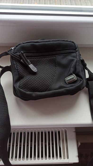 Невелика сумочка для камери чи іншого