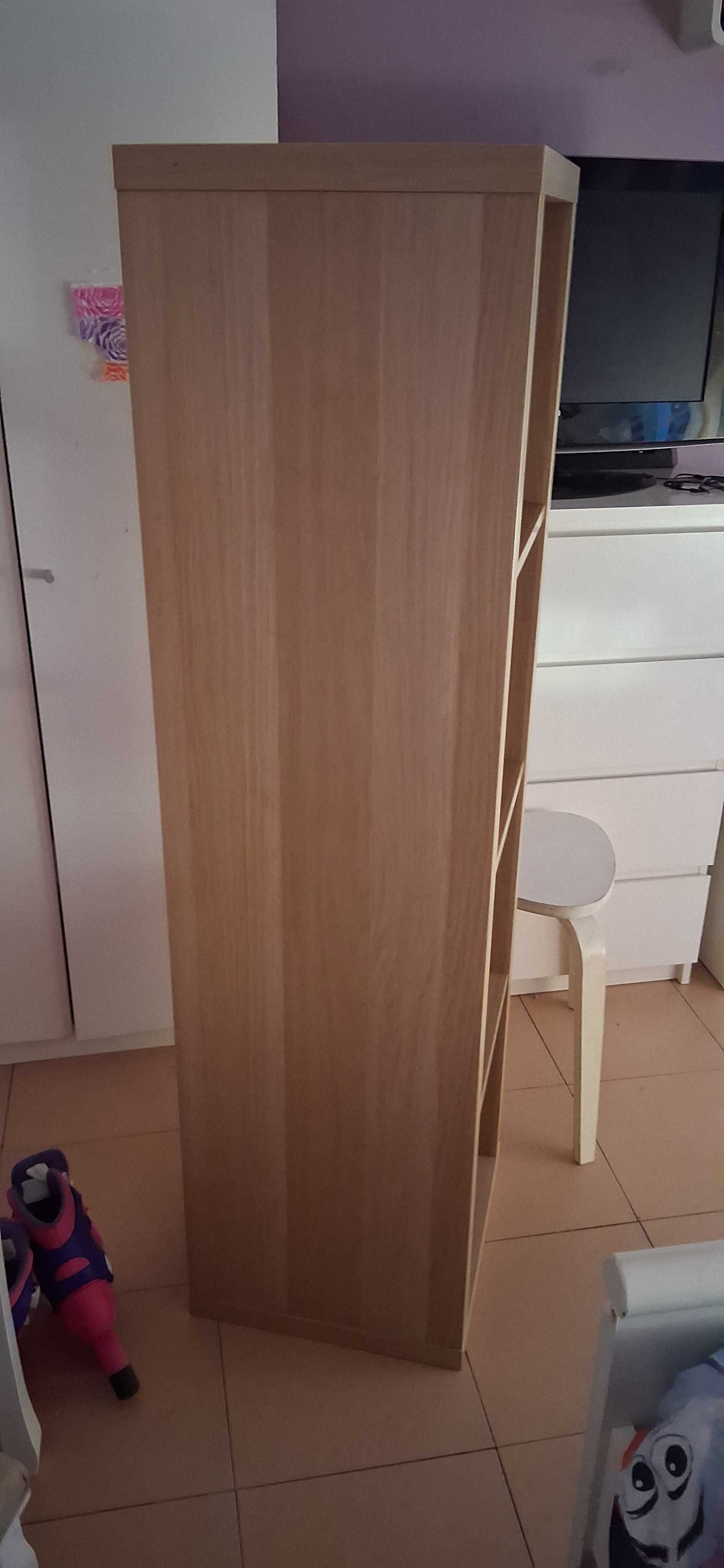Estante em castanho