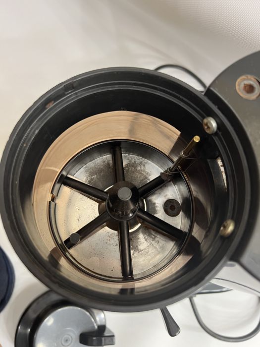 Професійна кавомашина , в подарунок кавомолка