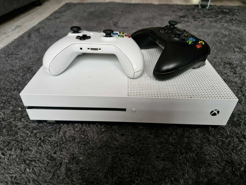 Xbox one s w bardzo dobrym stanie plus 10 gier