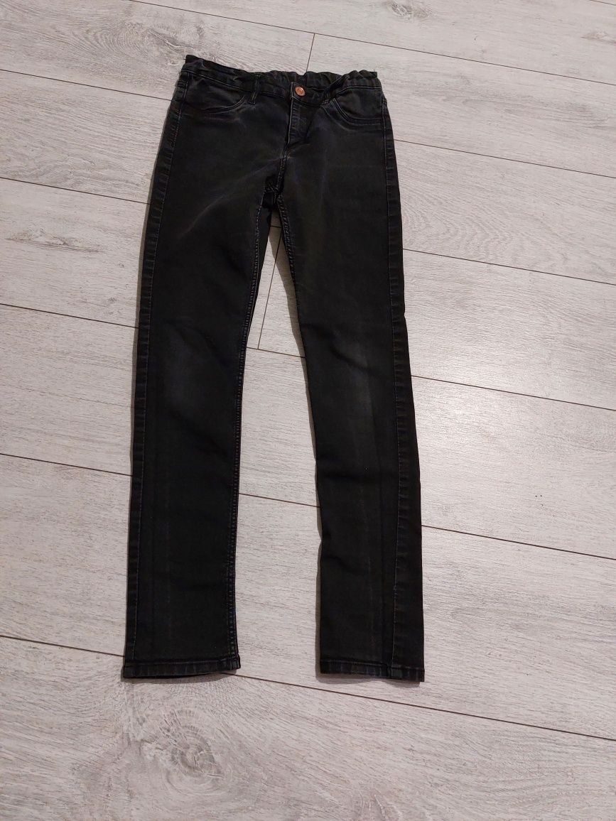 Spodnie czarne 152