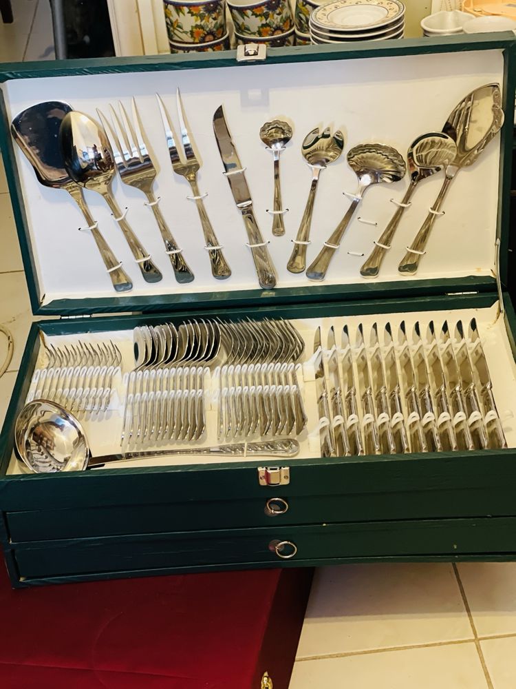 Magnífico conjunto de talheres com 80 peças em metal .