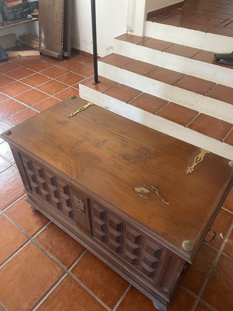 Baú antigo em madeira maciça