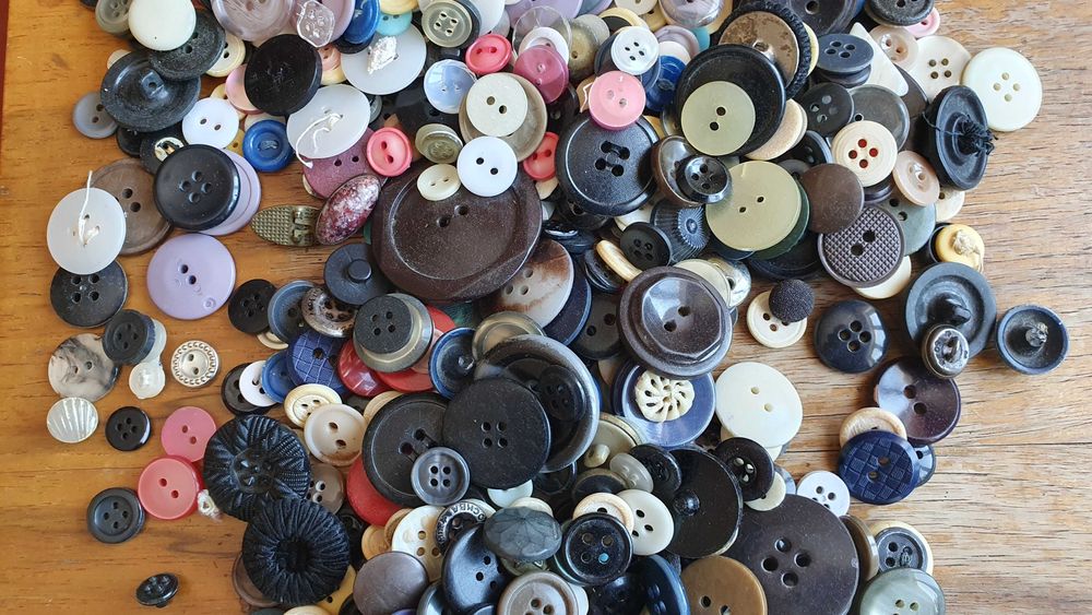 Пуговицы. Большое количество. Разных времен и размеров.