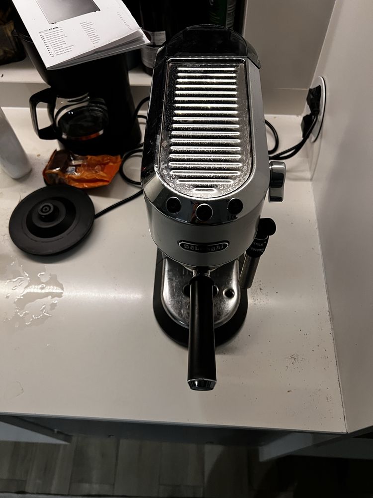 Maquina de café Delonghi dedica