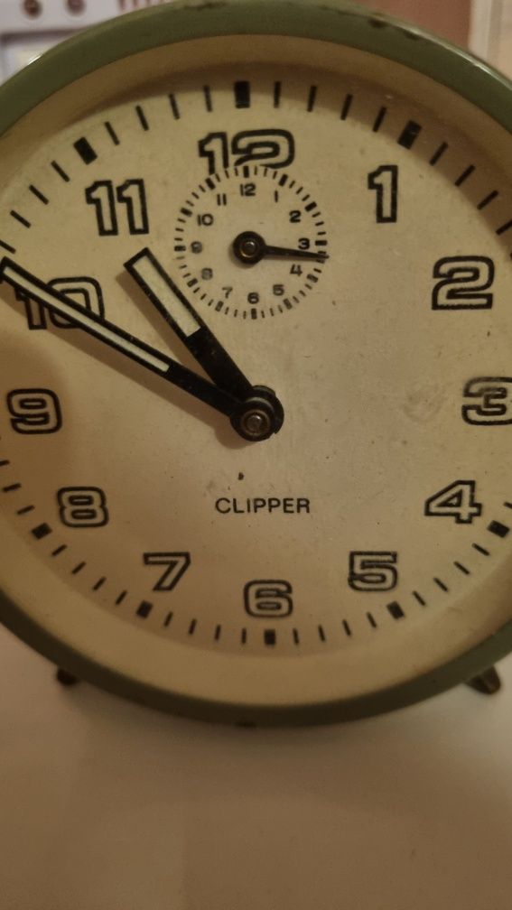 Stary mechaniczny nakręcany budzik clipper