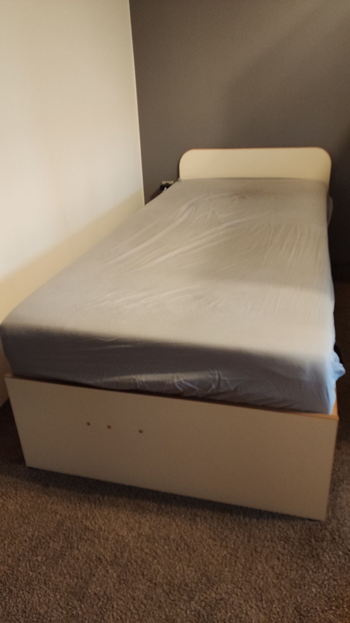 Łóżko z pojemnikiem na pościel