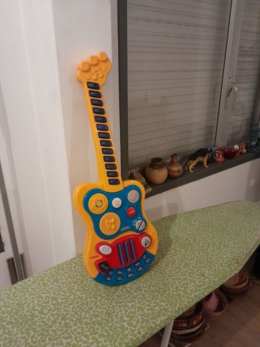 Vendo Guitarra RIK&ROK para Criança a pilhas muito bonita como nova
