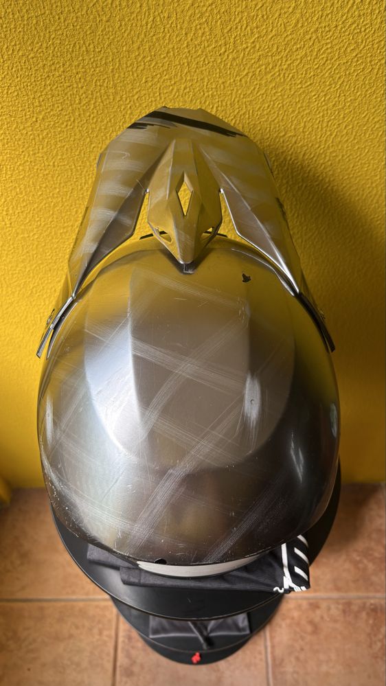 Capacete e óculos