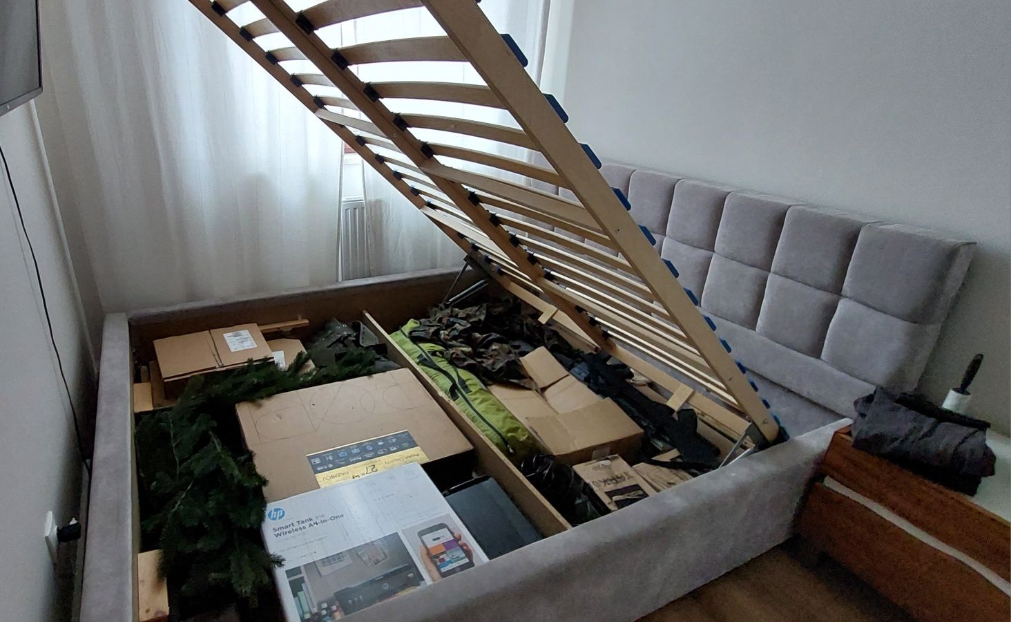 Tapicerowane łóżko z pojemnikiem