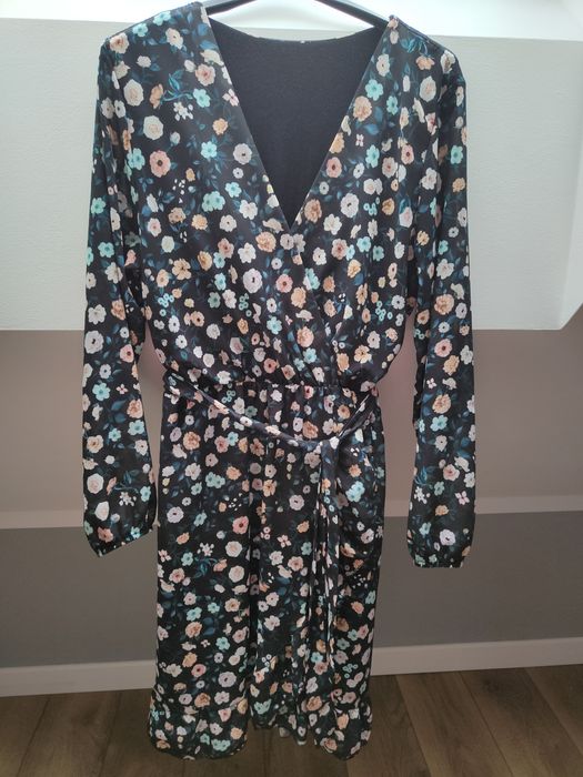 Sukienka w kwiaty z kopertowym dekoltem falbany S