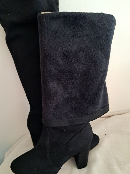 Botas altas, tamanho  36 ,   preta , NOVAS,  forradas em pelo .