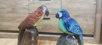 Papugi rzeźbione w drewnie
