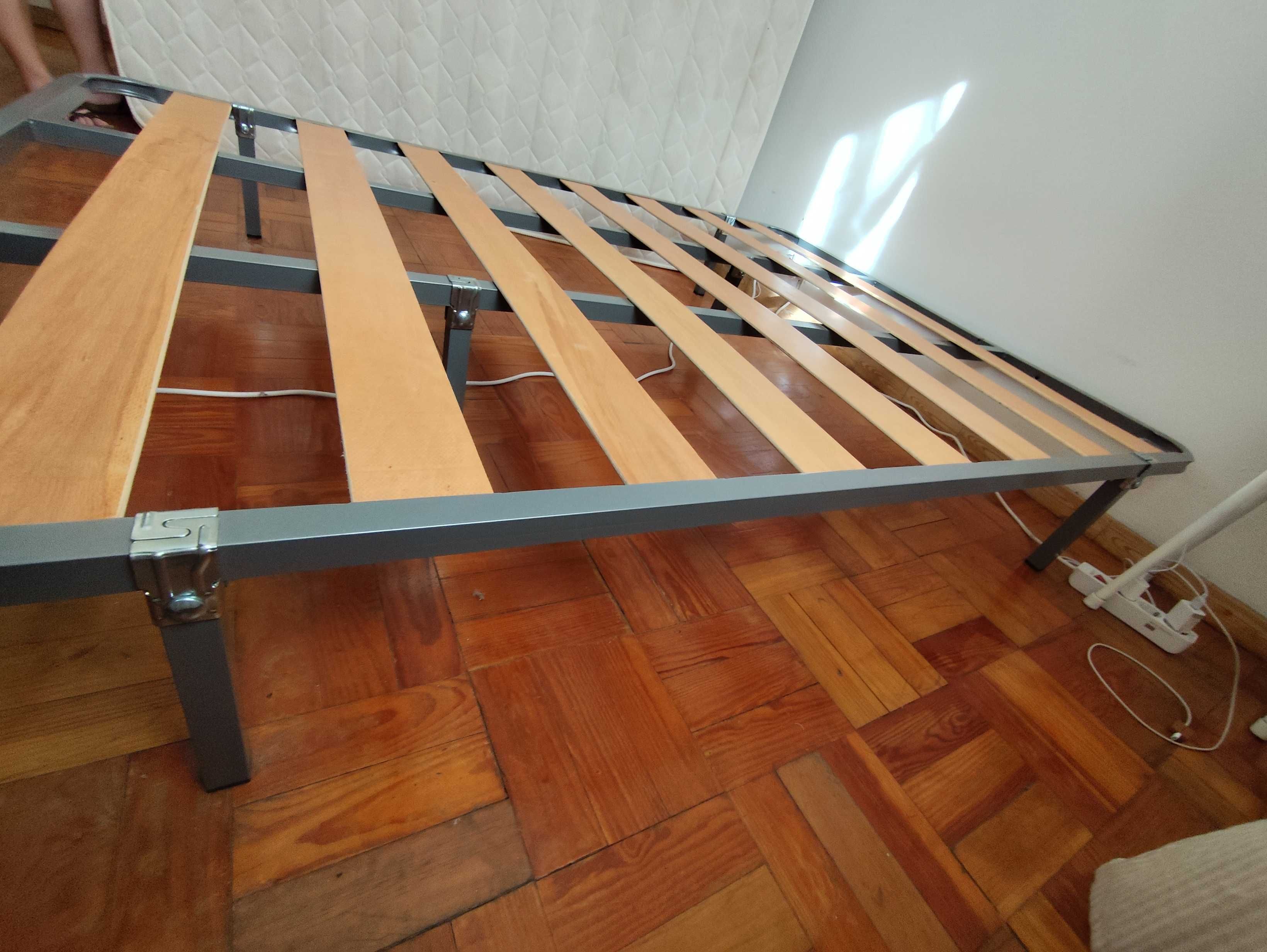 Estrado de cama 1.90 por 1.40 com pés