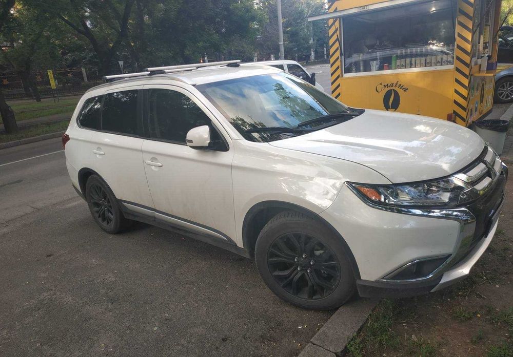 Нові Поперечні дуги B 47 G 39 на дах Mitsubishi Outlander.
