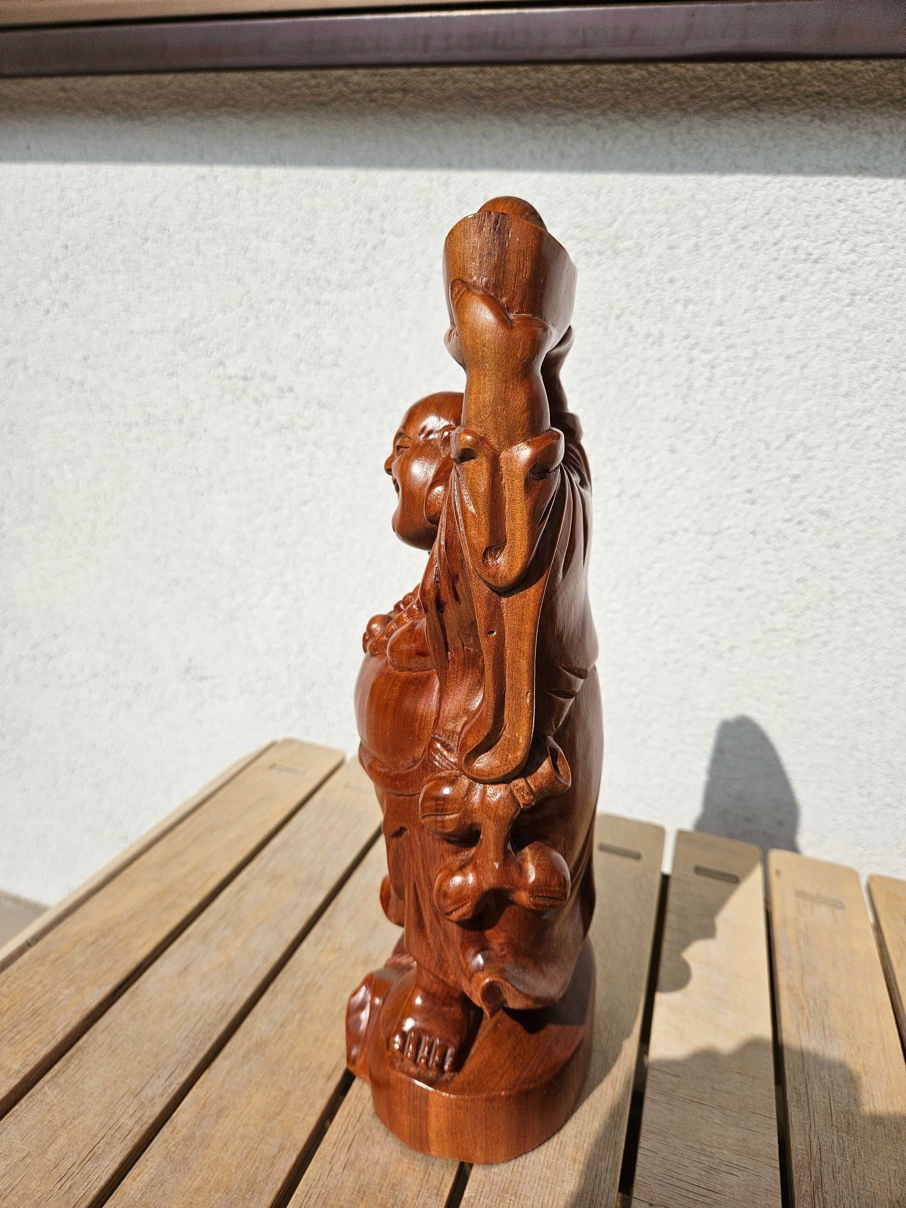 Stojący szczęśliwy budda z drewna - 34 cm wysokości