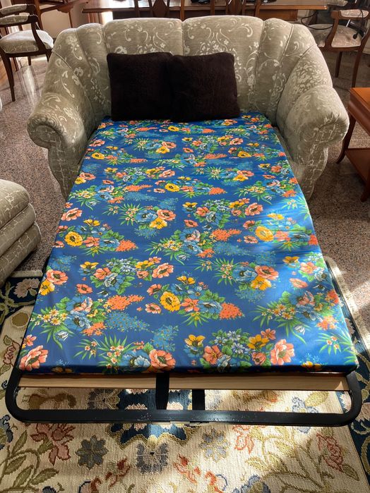 Sofá (com cama) e pufes