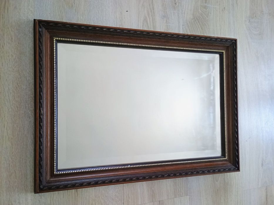 Lustro z drewnianą ramą i faza lustra