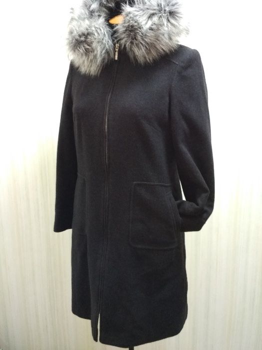Пальто выполнено из шерсти высокого качества.