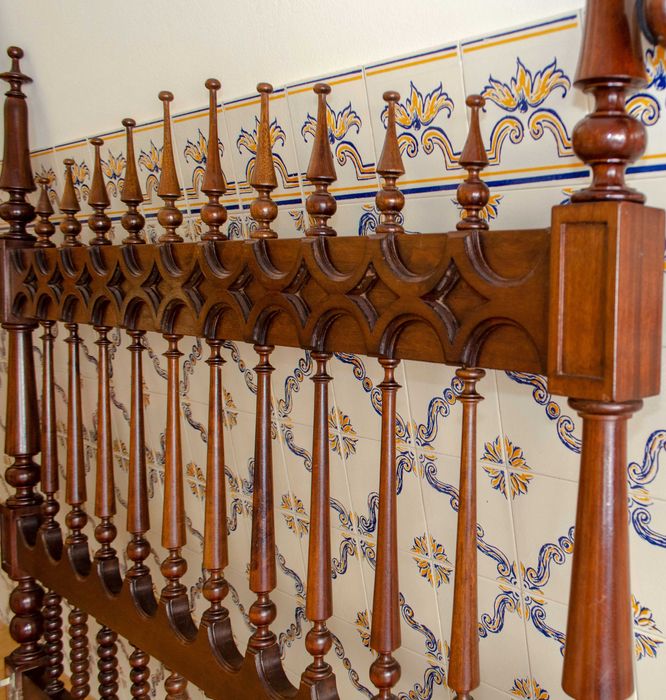 Mobília de quarto, cama, cadeiras, mesinha de cabeceira, espelho