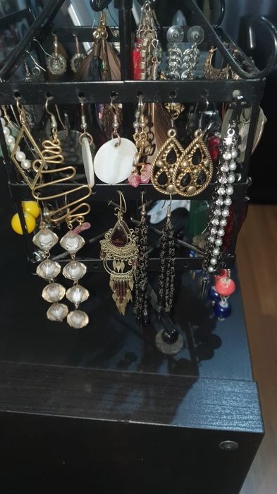Vendo expositor em ferro com mais de 35 pares de brincos