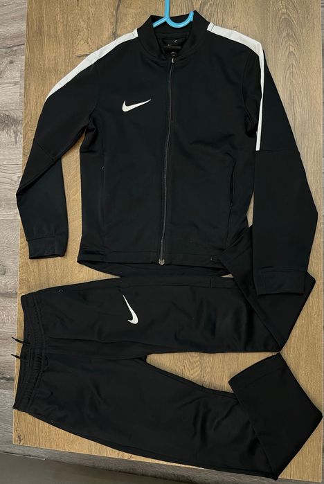Dres Nike komplet sportowy dla chłopca 122 -128 6-8 lat