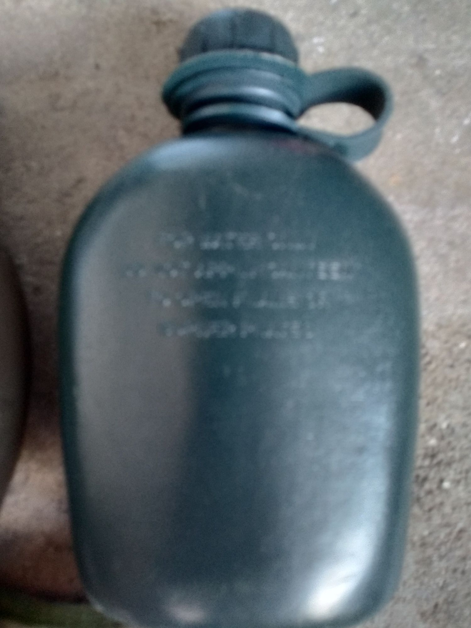 Cantis militares antigos com uma bolsa de transporte