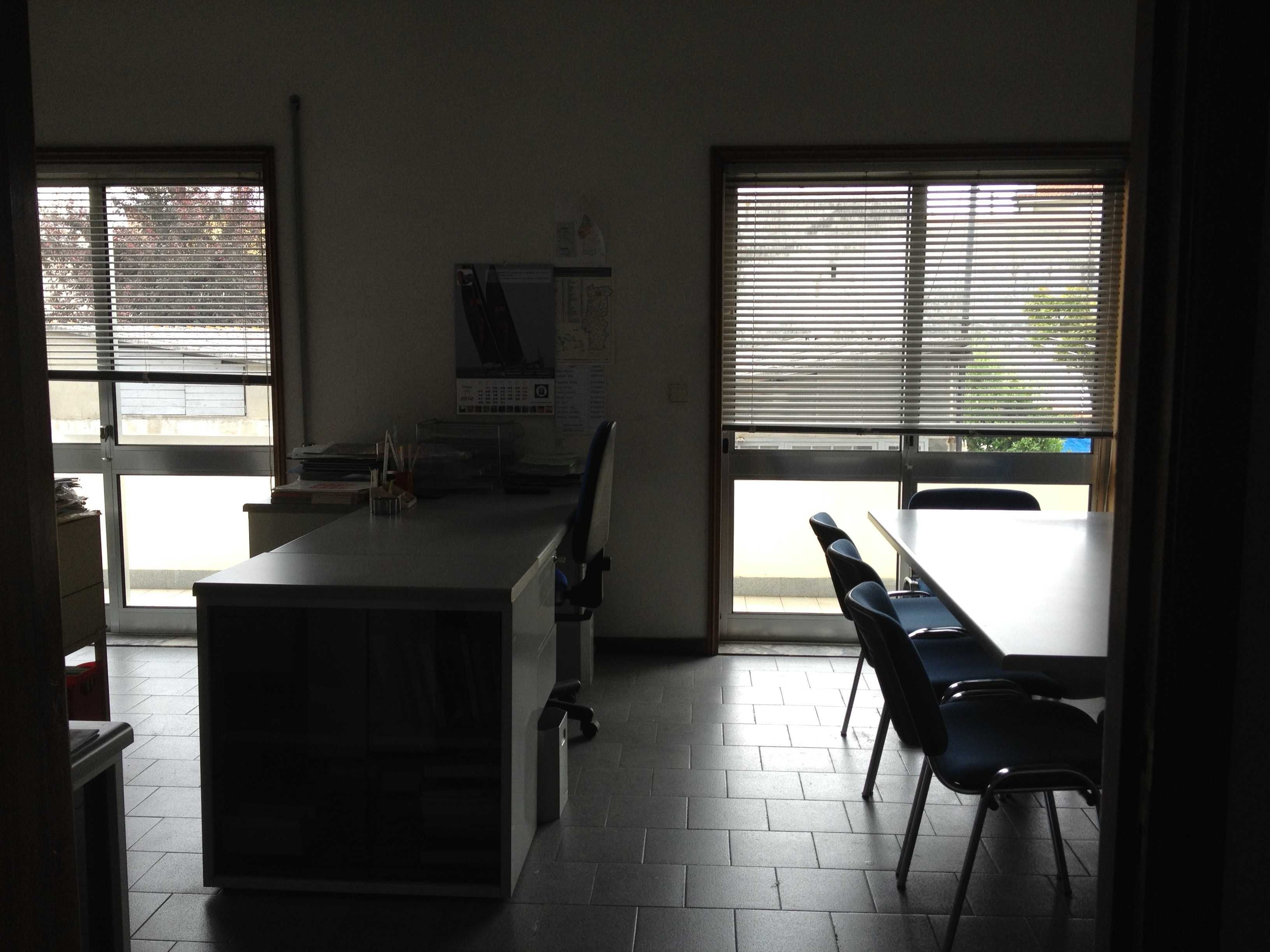 Arrenda-se Escritório ou Loja com Armazém 100+100 m2 na Maia