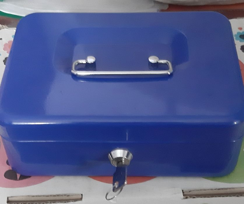 Kasetka metalowa na pieniądze niebieska z kluczykiem