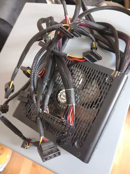 fonte de alimentação do computador Thermaltake smart RGB 700W