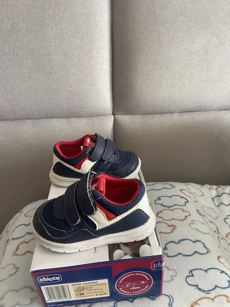 Chinelo, sandalia, sapatilhas e 1 casaco