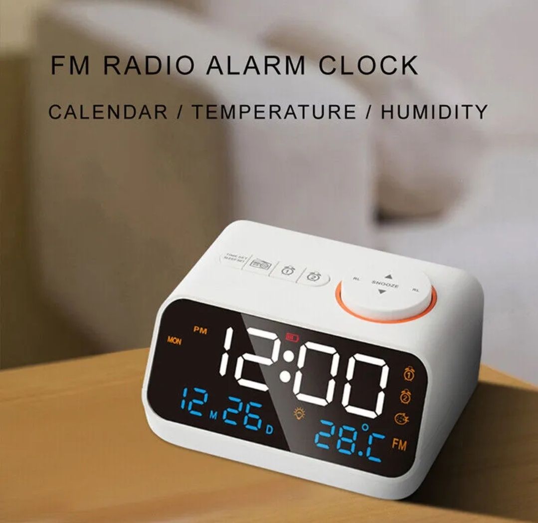 Часы настольные с радио и будильником.