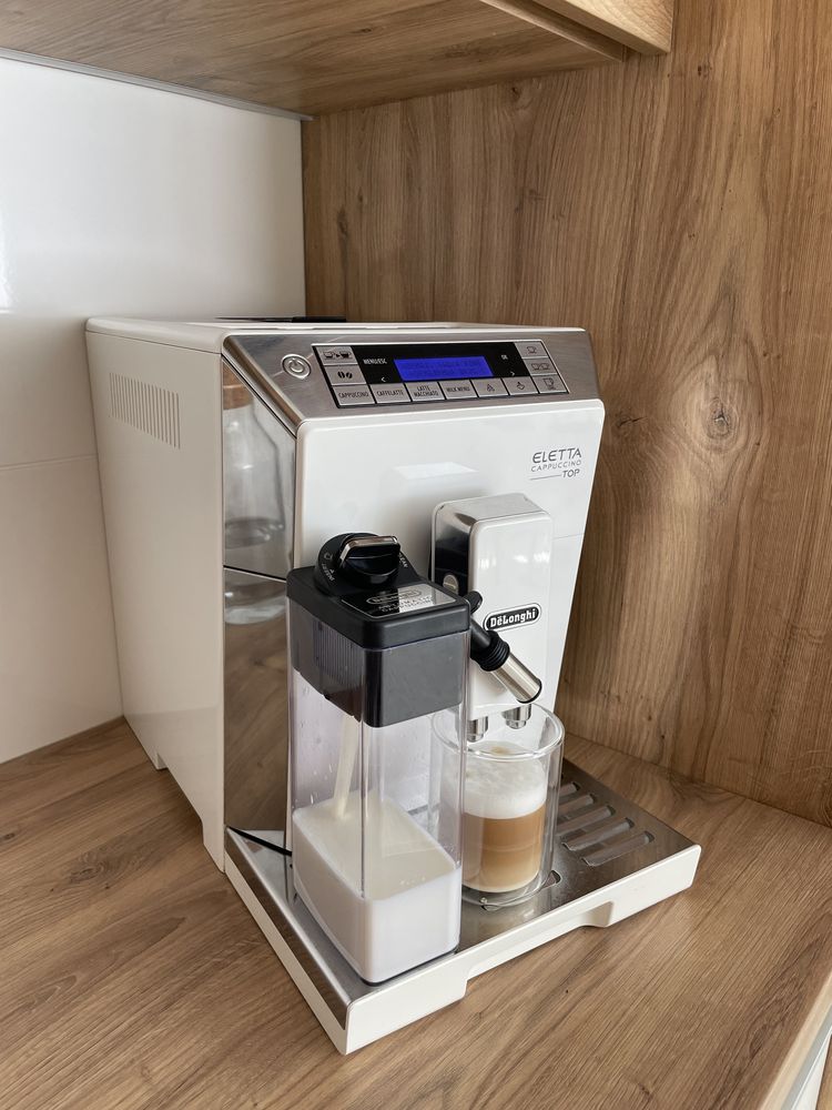 Кавомашина/Кавоварка/ Delonghi eletta