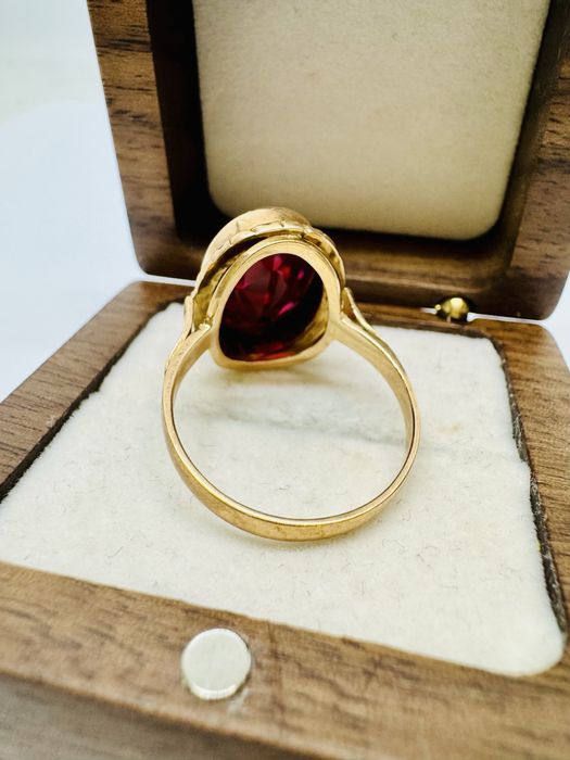 Złoty pierścionek z czerwonym oczkiem 585 - rozmiar 22 - STAN IDEALNY