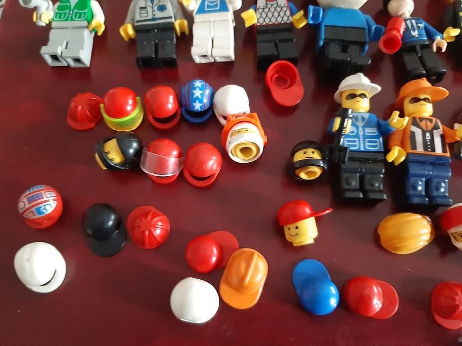 Conjunto de 20 Minifugures da Lego, 1 Fabuland Figura Bulldog
e vários