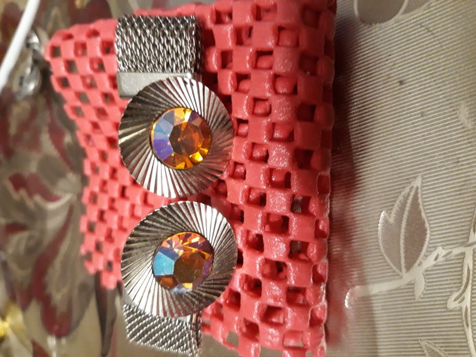 Продам  разные бусы