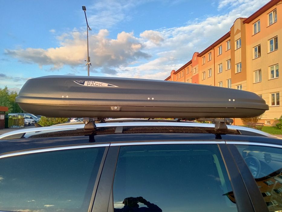 Box wraz z belkami na relingi