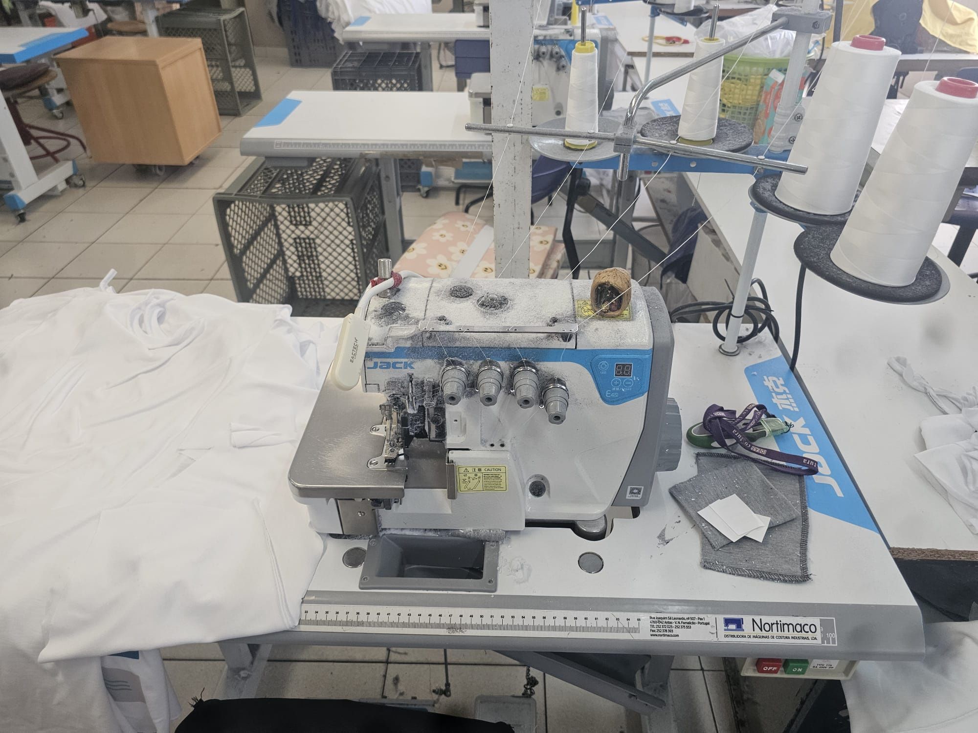 Máquina de corte e coze  com gaveta e depósito